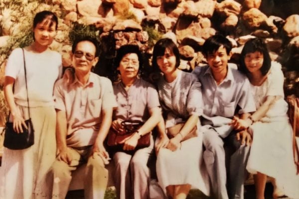 夏兒（左一）和她的爸爸、媽媽、嫂子、哥哥、妹妹。