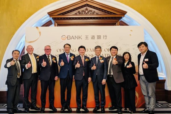 澳洲台灣商會代表與政要合影