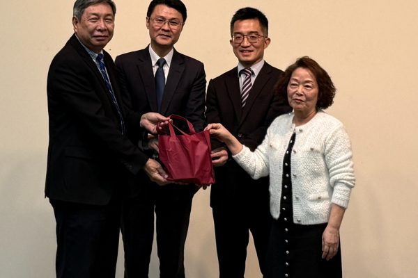 駐布里斯本辦事處處長范厚祿監交昆士蘭臺僑團體聯合會交接