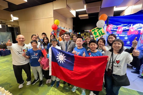 駐雪梨台北經濟文化辦事處吳正偉處長與台灣Whimsical代表隊合影。