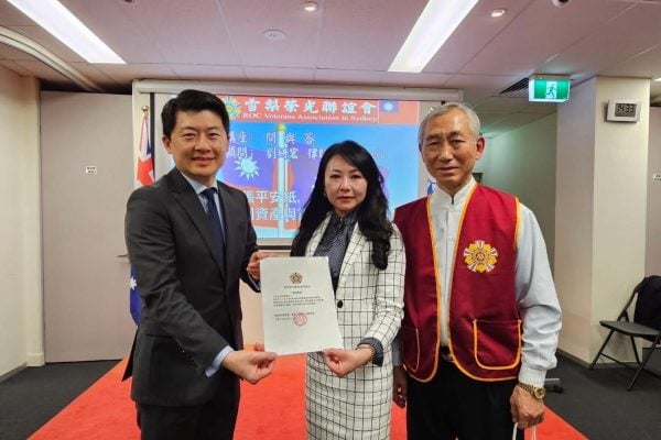 吳正偉處長（左）與於展威會長（右）一起向劉姸宏律師頒發感謝狀