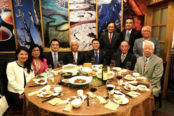 圖說：昆士蘭慈善基金會迎新送舊餐會，歡迎許俊湧主任（後中）及魏禎營組長（左）履新，同時歡送即將榮調的歐陽群主任（左三）與基金會溫董錦文事長、陳春龍執行長、辦事處范處長及其他董事合影。