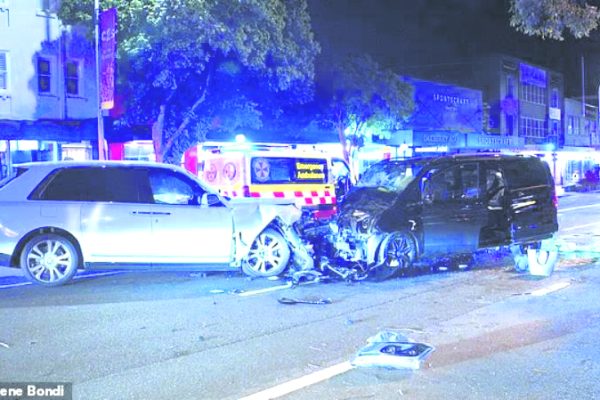 一辆劳斯莱斯逆行撞上一辆奔驰廂型車