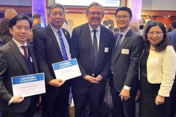 圖說：8月20日昆州政府多元文化社區晚會，參議員Paul Scarr（中）、辦事處范處長（右二）與部分獲頒感謝狀台僑社團、僑胞合影。（台灣社區提供）