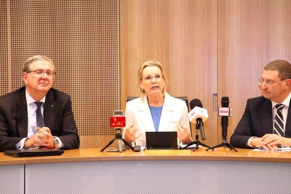 澳洲反對黨領袖Sussan Ley（中）參議員Paul Scarr（左）以及眾議員Julian Leeser（右）聯合與悉尼華文媒體舉行座談會（圖：看傳媒）