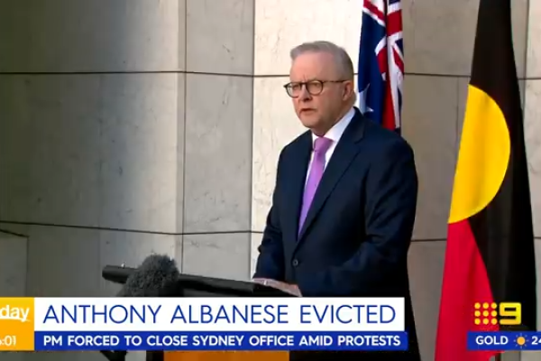 抗议活动爆发，Anthony Albanese 被迫关闭悉尼办公室 | 9 News Australia / 优兔视频截图