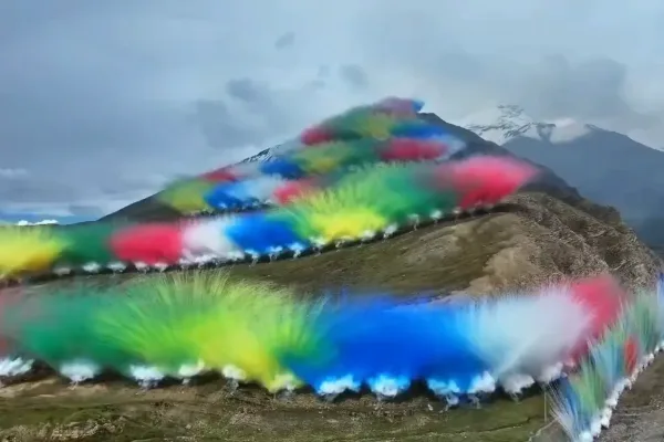 喜马拉雅烟火秀惹议！始祖鸟×蔡国强破坏自然？（ 截图取自x.com/speedynews888 ）