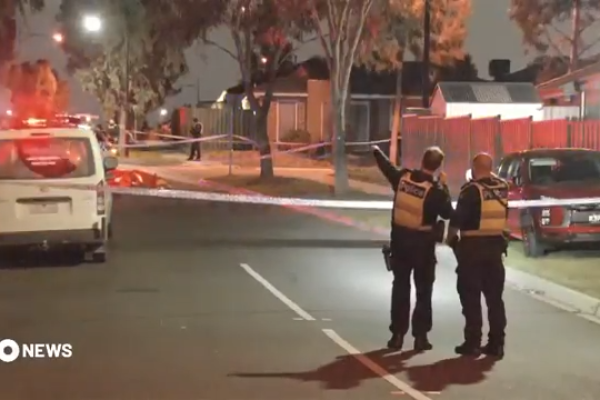 墨尔本西区两名青少年步行回家途中遭砍刀伏击身亡 | 10 News / 优兔视频截图