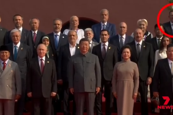 丹尼尔·安德鲁斯在中国阅兵式上与金正恩和普京合影 | 7NEWS / 优兔视频截图