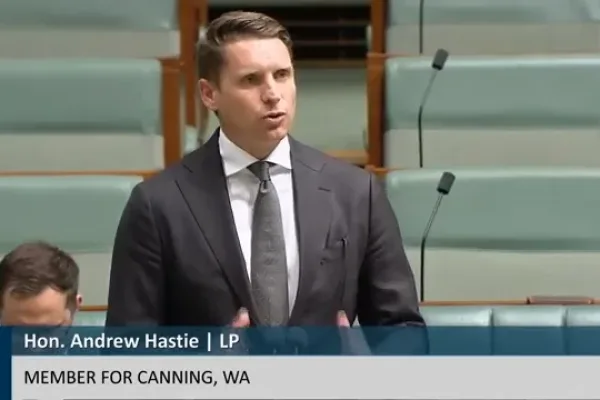 自由党影子内政部长Andrew Hastie。(澳大利亚净零排放议程的真相 / 视频截图)