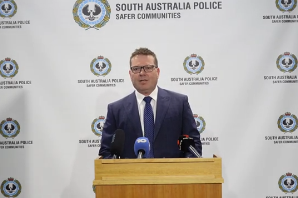 南澳警局侦缉总督察Brett Featherby。（ 优兔视频截图 ）