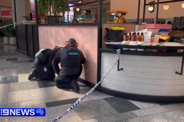 ( Police firearm goes off at Sydney airport during an attempted arrest | 9 News Australia / 優兔視頻截圖 )
