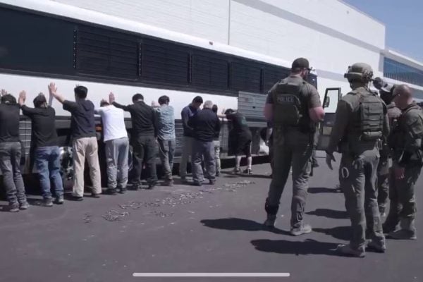 执法局( ICE)在佐治亚州现代汽车工厂逮捕了300 名韩国公民。（ 图取自x.com / EternalGlory0 ）