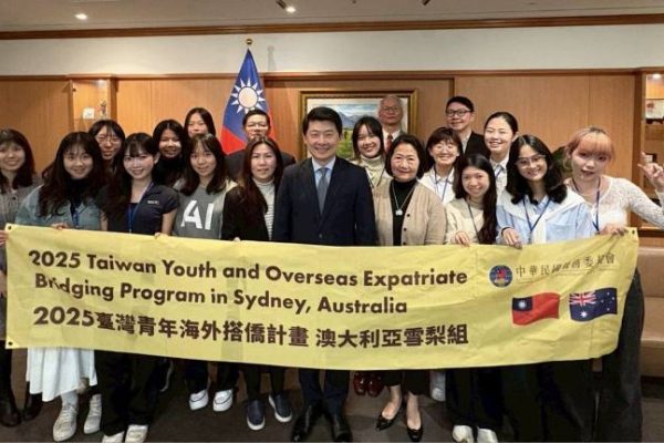 圖說1: 拜會駐雪梨辦事處與處長吳正偉合影