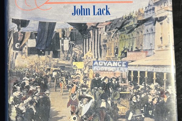 富士貴圖書館收藏了John Lack的《富士貴歷史》，包含了大量史料。