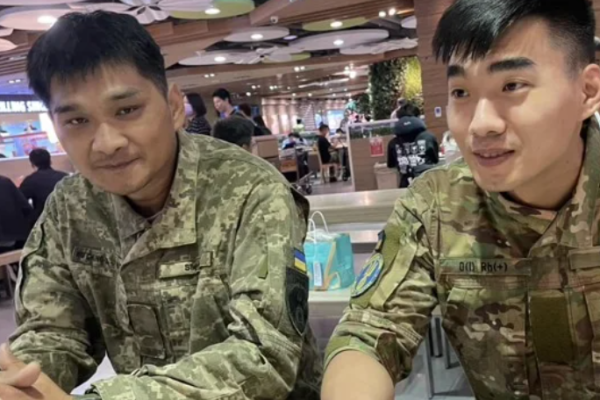 烏克蘭台籍傭兵吳忠達（左）