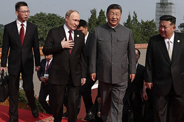俄罗斯总统弗拉基米尔·普京与中国国家主席习近平和朝鲜领导人金正恩一起走在 2025 年 9 月 3 日在北京天安门广场举行的纪念抗日战争胜利暨二战结束 80 周年阅兵。 (Photo by Alexander KAZAKOV / POOL / AFP) (Photo by ALEXANDER KAZAKOV/POOL/AFP via Getty Images)