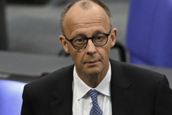 2025年5月6日，德国保守派联盟（CDU/CSU）领导人梅尔茨（Friedrich Merz）在首轮总理选举中未能过关，显得神情凝重。 (Ralf Hirschberger/AFP via Getty Images)