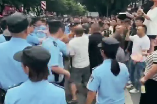 霸凌,四川,江油,校园,大规模,抗议,暴力,镇压