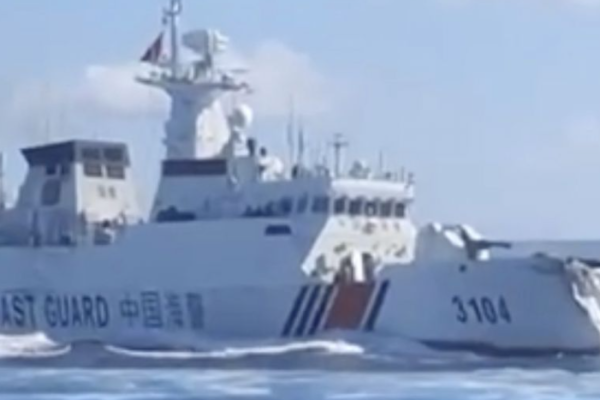 2025年8月11日星期一，一艘中国海警船在有争议的南海黄岩岛附近追逐一艘菲律宾船只时，与一艘中国海军舰艇意外相撞。（菲律宾海岸警卫队提供）