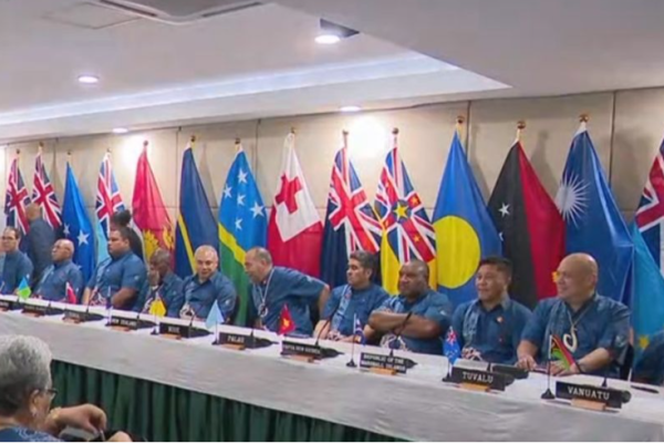 总理安东尼·阿尔巴尼斯出席与太平洋岛国领导人的重要峰会时，却穿错了衬衫。