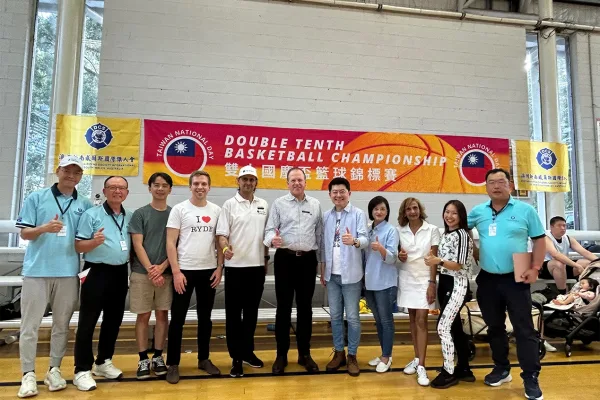 與會貴賓合照，吳正偉處長伉儷 (右4、5)、Jordan Lane州議員 (左4)、Trenton Brown市長(左6)、Keanu Arya市議員 (左5)、Justin Li市議員 (左3)、Barbara Ward市議員 (右3)、Barbara Ward市議員 (右3)、Michelle Chuang市議員(右2)、林正宜會長 (右1)、盧金煙輔導總會長 (左2)