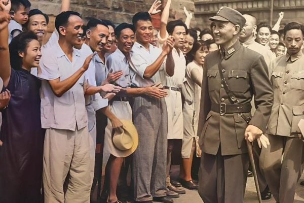 日本签订降伏文书翌日（9月3日），蒋走出官邸，参加抗战胜利大游行。（公有领域）